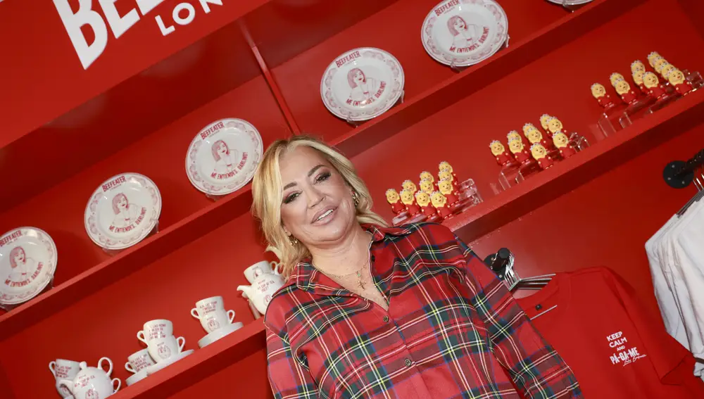 Belén Esteban junto a sus productos de merchandising