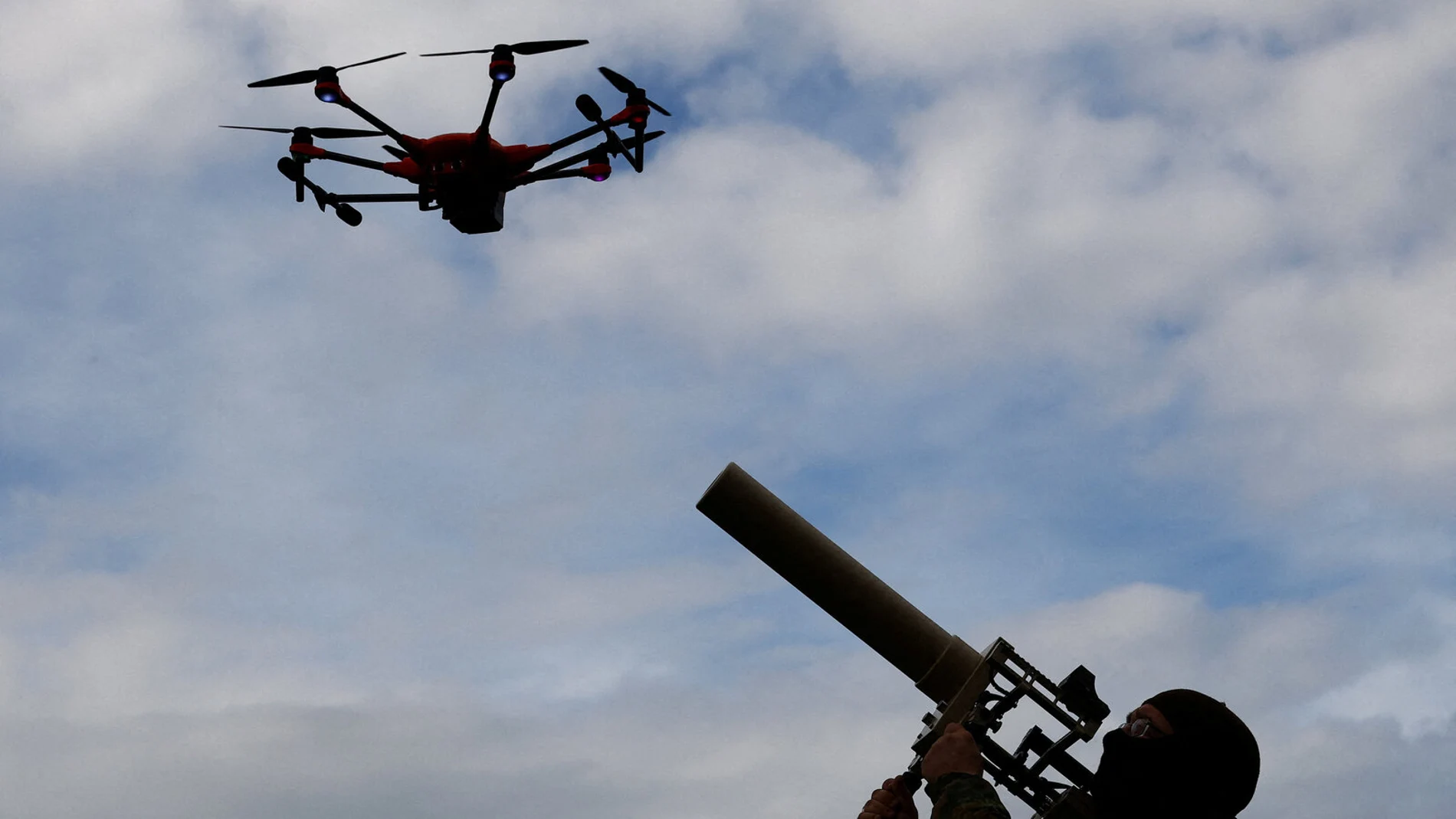 Soldado con un arma antidrones apuntando durante una prueba a un dron en pleno vuelo