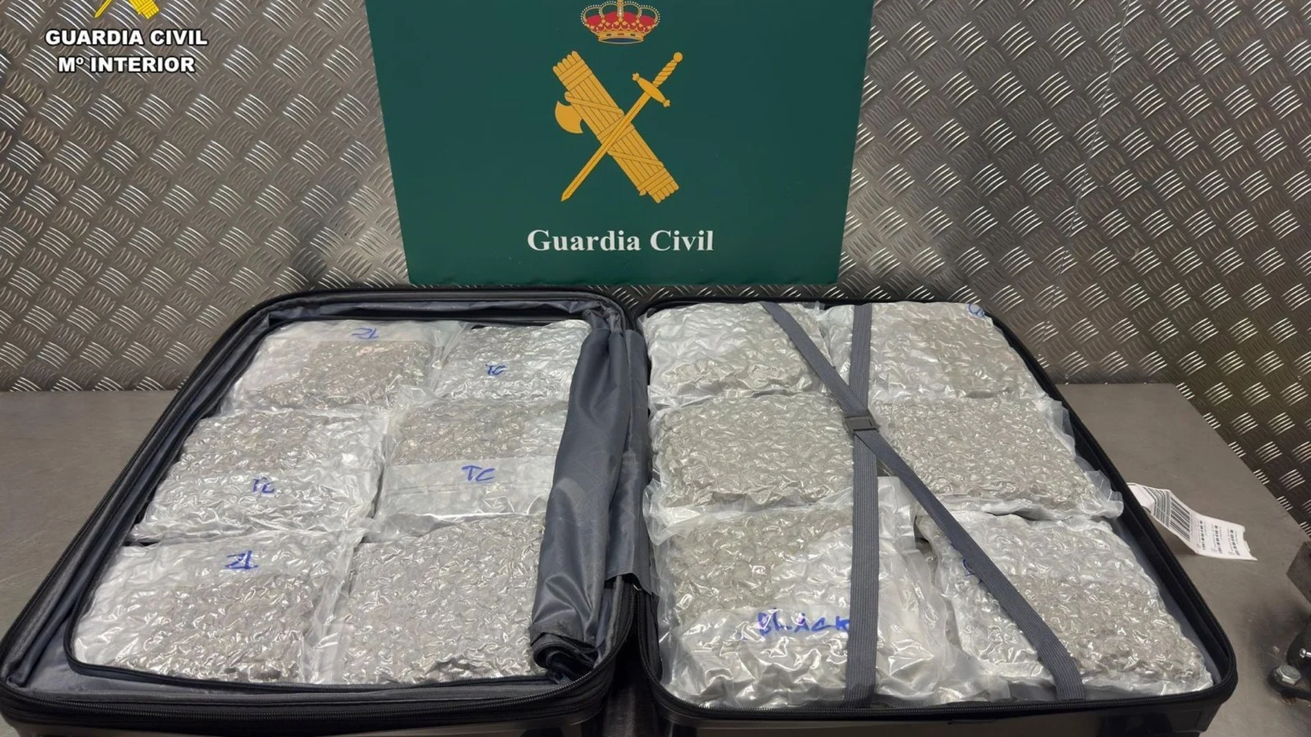 MADRID.-Sucesos.- Detenidos tres viajeros en Barajas con casi 60 kilos de marihuana en su equipaje