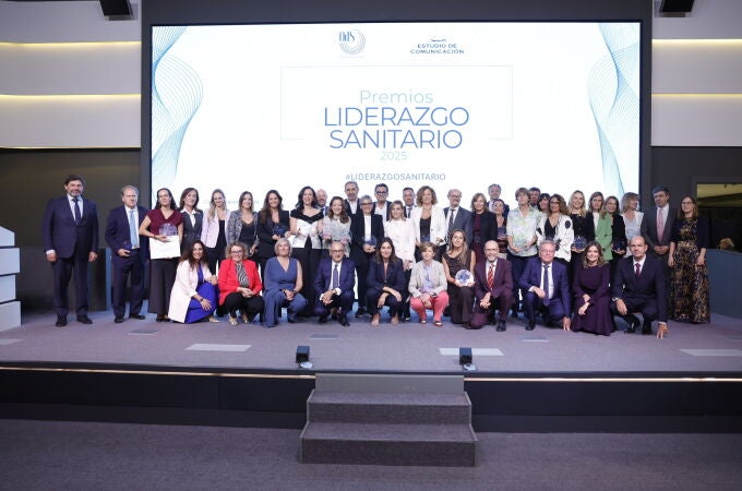 Foto de familia de los premiados