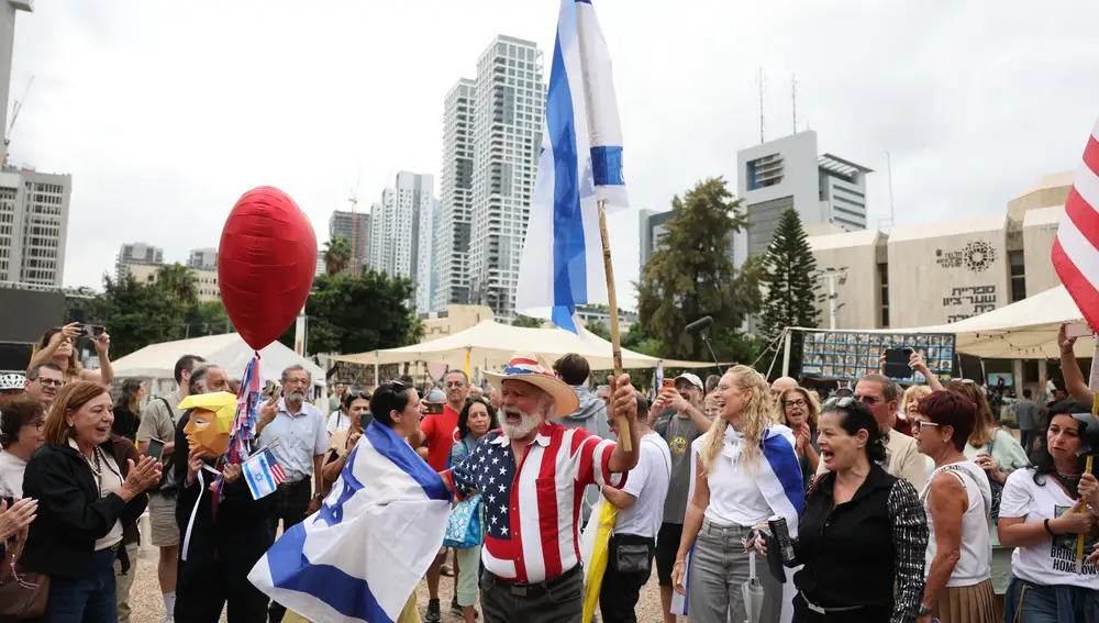 Celebrations in Tel Aviv after Gaza peace deal announcement