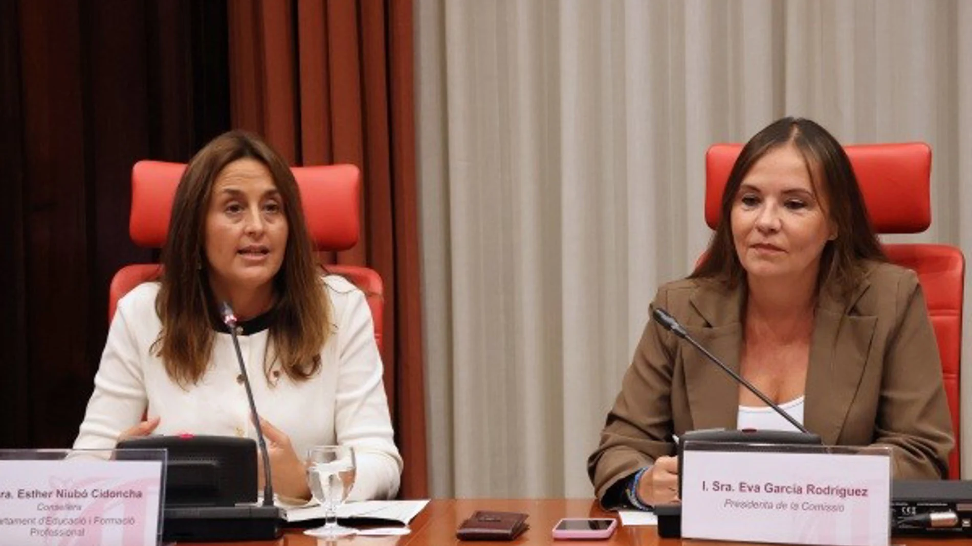 A la izquierda de la imagen, la consellera de Educación, Esther Niubó