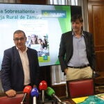El director de Comunicación y Relaciones Institucionales de la Caja y responsable de la Fundación Caja Rural de Zamora, Narciso Prieto. presenta la campaña junto al director del área de Negocio de la Caja, David Rayo