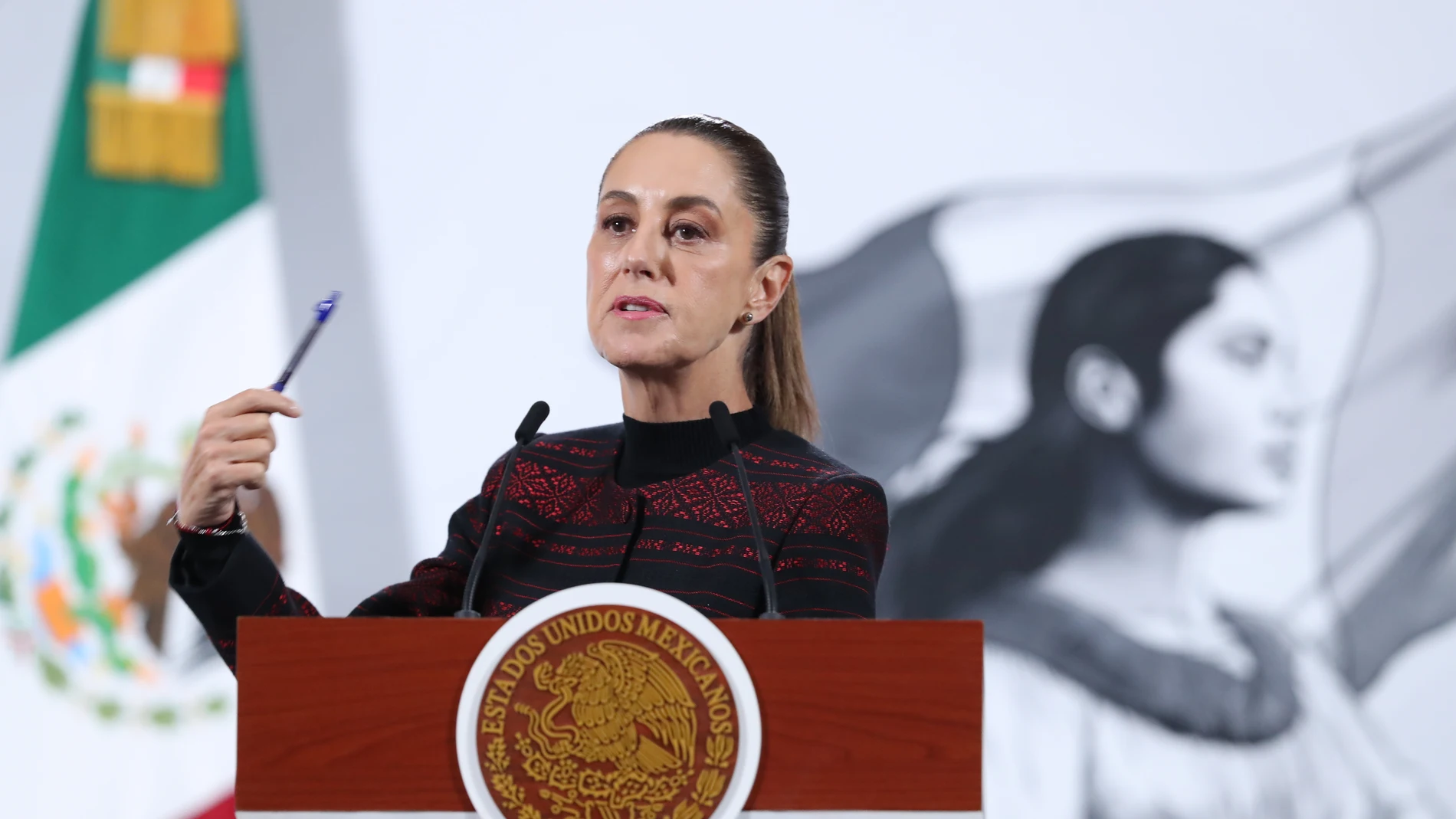 MEX5231. CIUDAD DE MÉXICO (MÉXICO), 09/10/2025.- La presidenta de México Claudia Sheinbaum, habla durante una rueda de prensa este jueves en Palacio Nacional de la Ciudad de México (México). Sheinbaum señaló que "no tiene sustento" la preocupación de la iniciativa privada acerca del Impuesto Especial sobre Producción y Servicios (IEPS) a bebidas azucaradas y recordó que su gobierno busca que se consuman menos porque provocan daños a la salud. EFE/Mario Guzmán