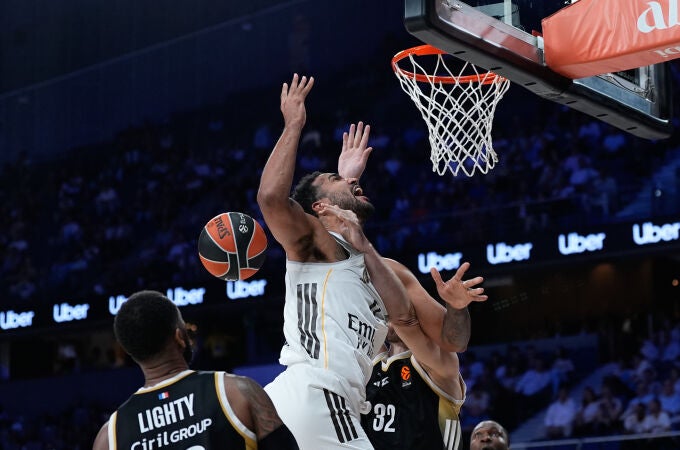 Lyles recibe una falta de la defensa francesa