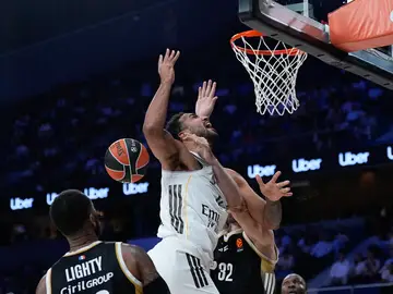 Trey Lyles recibe una falta en un partido de la Euroliga ante el ASVEL Villeurbanne Trey Lyles recibe una falta en un partido de la Euroliga ante el ASVEL Villeurbanne