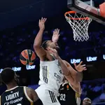 Trey Lyles recibe una falta en un partido de la Euroliga ante el ASVEL Villeurbanne