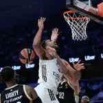 Lyles recibe una falta de la defensa francesa