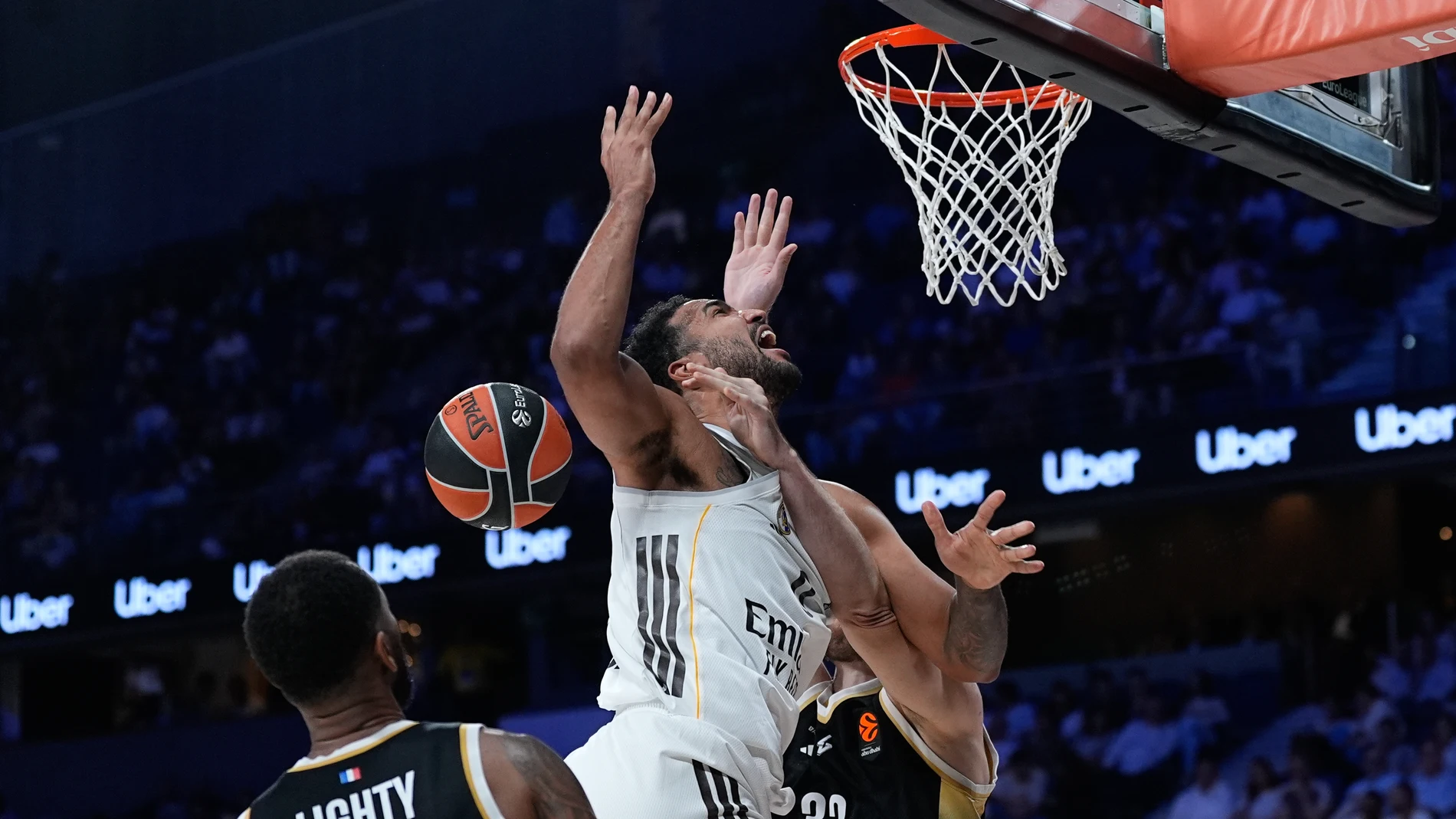 Trey Lyles recibe una falta en un partido de la Euroliga ante el ASVEL Villeurbanne