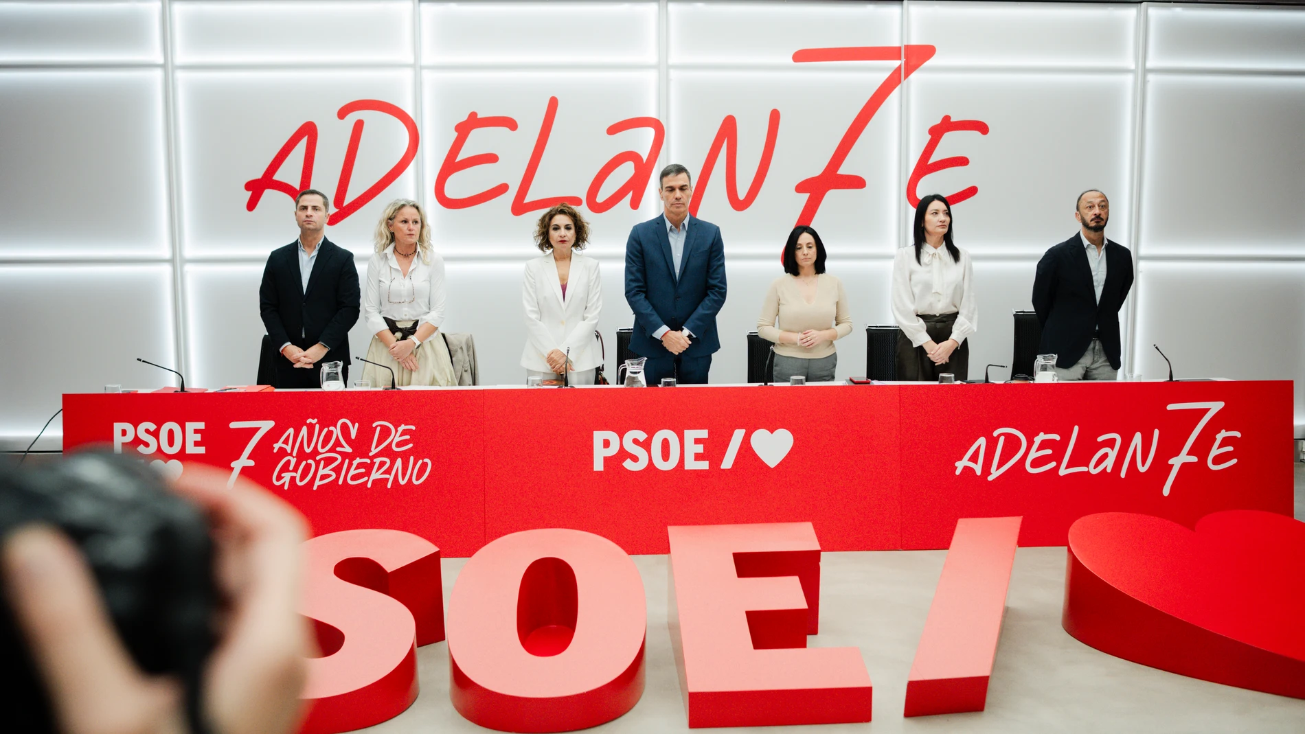 El secretario adjunto de Organización y Transparencia del PSOE, Borja Cabezón, la portavoz del PSOE, Montse Mínguez, la vicepresidenta primera y ministra de Hacienda, María Jesús Montero, el presidente del Gobierno y secretario general del PSOE, Pedro Sánchez, la secretaria de organización del PSOE, Rebeca Torró, la secretaria adjunta de organización, Anabel Mateos y el Secretario de Política Municipal del PSOE, Alfonso Rodríguez Gómez de Celis, durante la reunión de la Comisión Ejecutiva Fe...