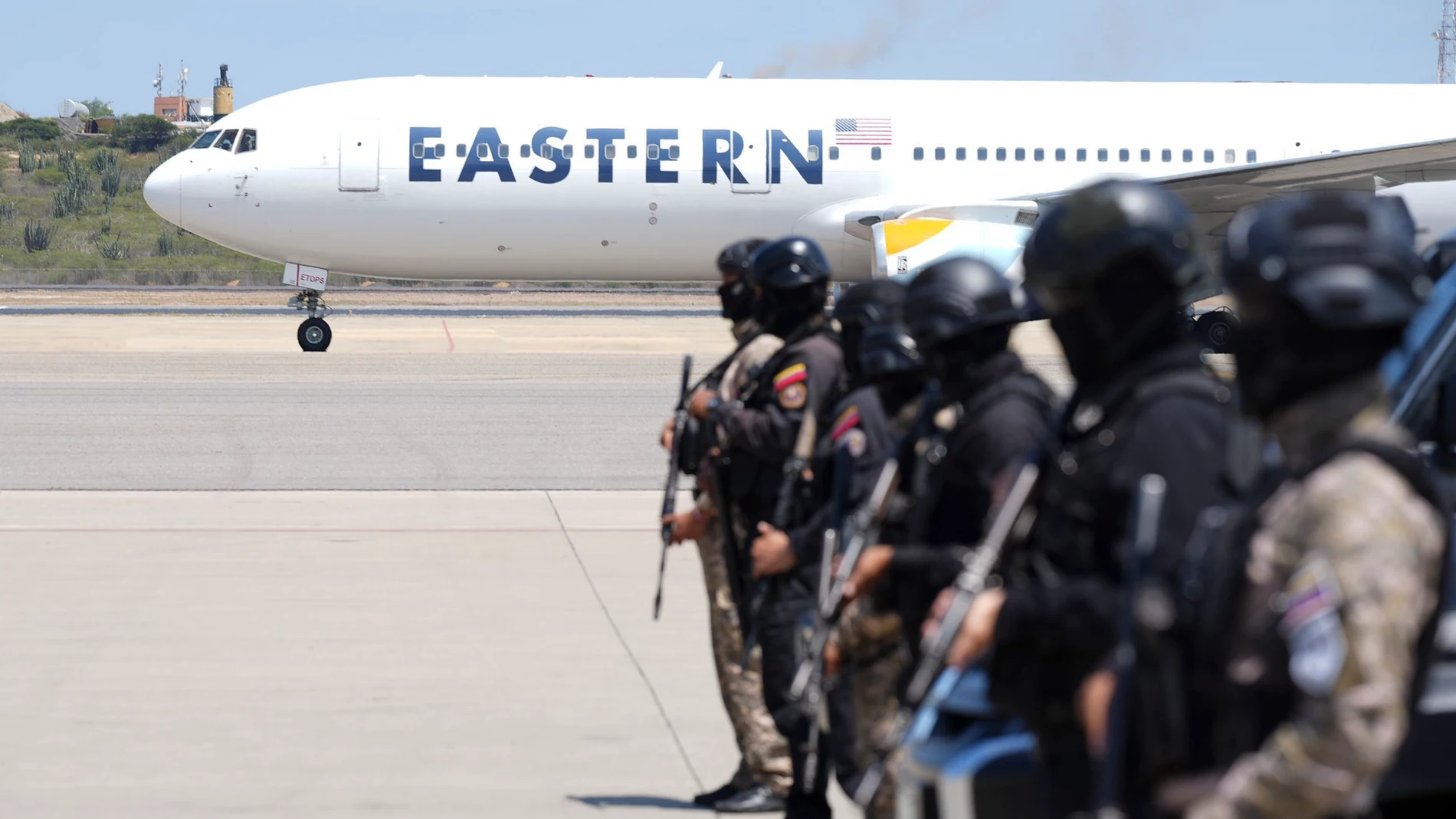 AME6102. MAIQUETIA (VENEZUELA), 08/10/2025.- Fotografía cedida este miércoles por Prensa del Ministerio de Interior, Justicia y Paz, donde se observa un avión procedente de Estados Unidos aterrizando en el aeropuerto internacional Simón Bolívar, en Maiquetia (Venezuela). Venezuela recibió a 197 connacionales, entre ellos cuatro niños, procedentes de El Paso, Texas, Estados Unidos, en un vuelo semanal de repatriación que forma parte de la Gran Misión Vuelta a la Patria. EFE/ Ministerio De Inte...