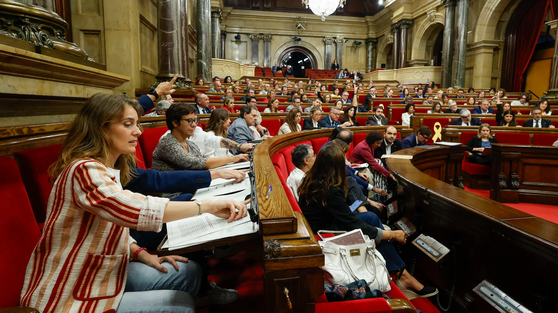 BARCELONA, 09/10/2025.- La lider de los Comuns, Jessica Albiach (izda), durante la votación de las propuestas de resolución presentadas por los grupos parlamentarios a raíz del debate de política general, unas votaciones en las que el PSC pone a prueba la solidez de sus relaciones con sus socios de investidura, ERC y Comuns. EFE/Quique García