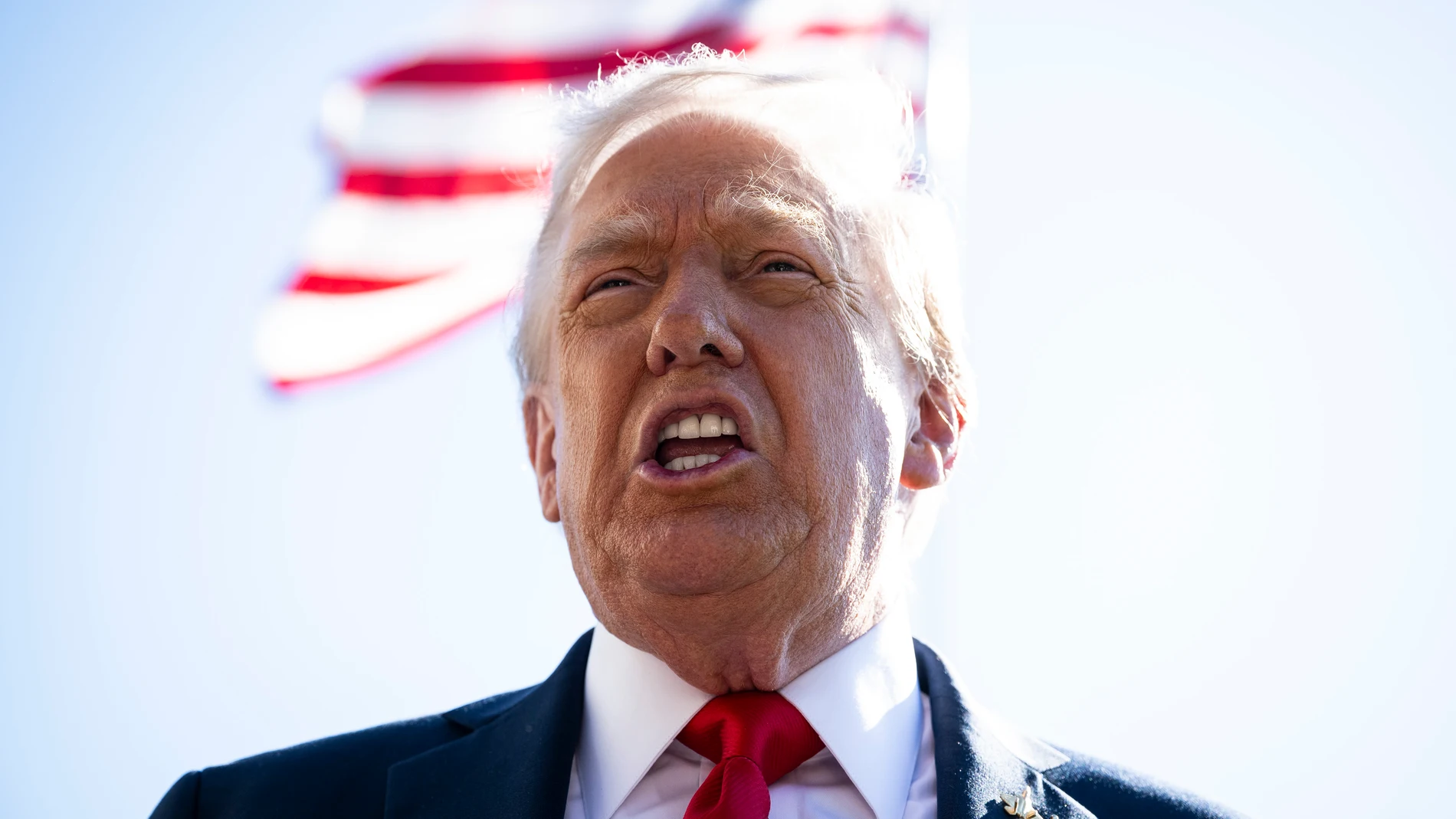 WSH01. WASHINGTON (ESTADOS UNIDOS), 08/10/2025.- Fotografía de archivo del 5 de octubre de 2025, que muestra al presidente de Estados Unidos, Donald Trump, hablando con los medios de comunicación en el Jardín Sur de la Casa Blanca, en Washington (EE.UU.). El Gobierno de Israel y el grupo islamista Hamás acordaron en la madrugada de este jueves comprometerse con la primera fase del plan de paz para la Franja de Gaza, que incluye liberar a los rehenes a cambio de prisioneros palestinos y la ret...