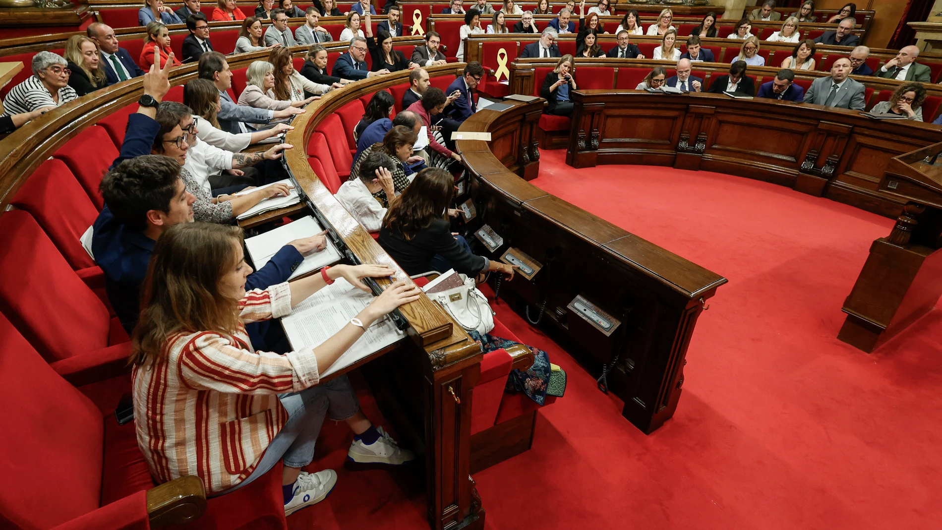 BARCELONA, 09/10/2025.- La lider de los Comuns, Jessica Albiach (izda), durante la votación de las propuestas de resolución presentadas por los grupos parlamentarios a raíz del debate de política general, unas votaciones en las que el PSC pone a prueba la solidez de sus relaciones con sus socios de investidura, ERC y Comuns. EFE/Quique García