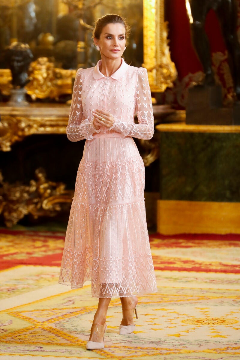 La Reina Letizia con vestido de Felipe Varela. 