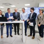 El conselleiro Rom&aacute;n Rodr&iacute;guez, segundo por la izquierda, y el rector de la UVigo, Manuel Reigosa, a su lado, durante el acto de hoy. 