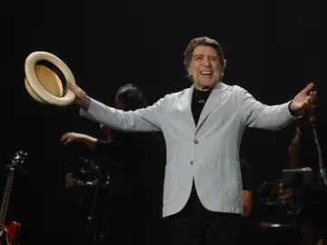 Concierto de Joaquín Sabina en Valencia VALENCIA, 09/10/2025.- Un momento del concierto que el cantautor Joaquín Sabina ofrece este jueves en el pabellón Roig Arena en Valencia. EFE/ Kai Forsterling