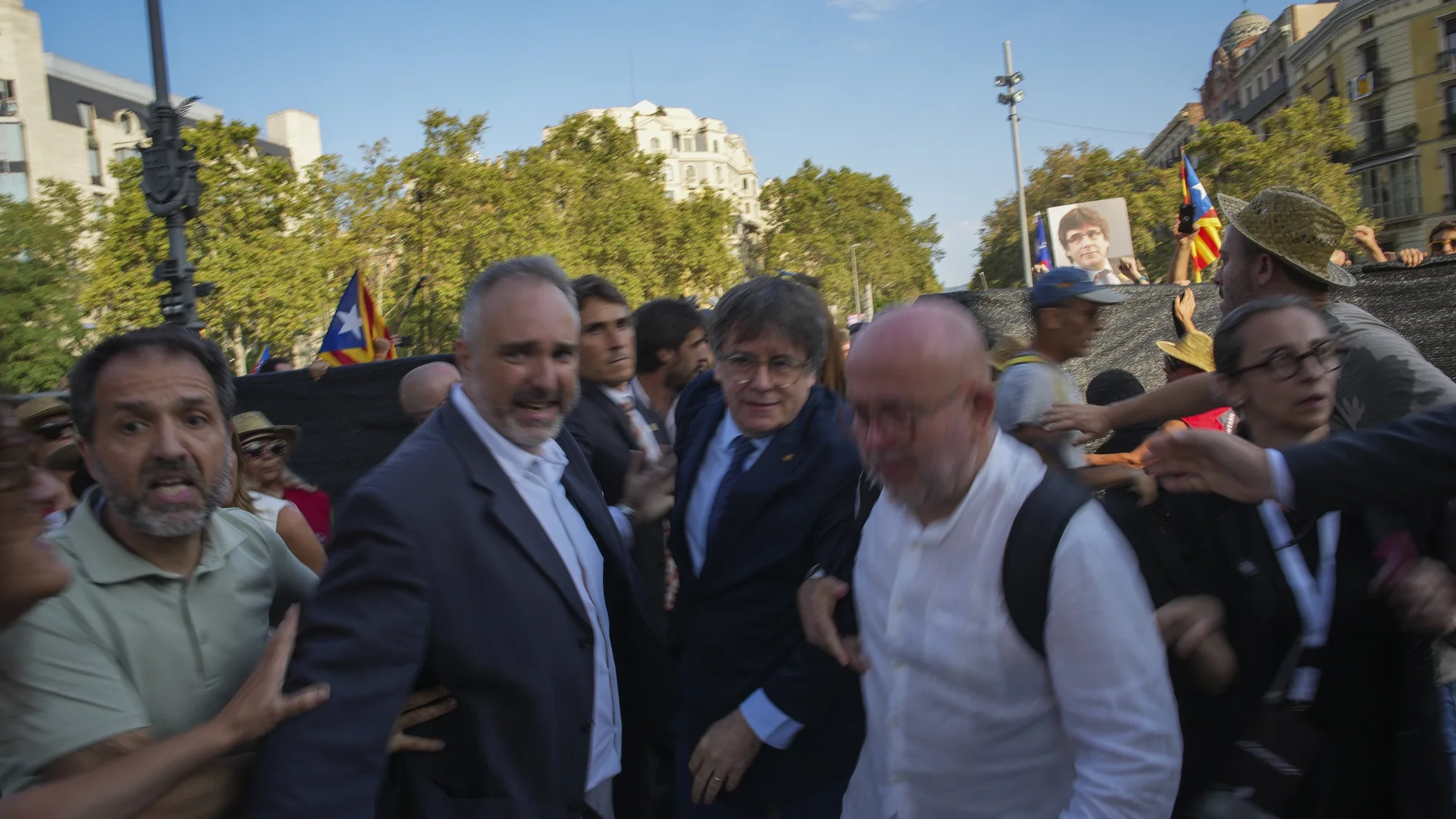 Puigdemont huye de Barcelona