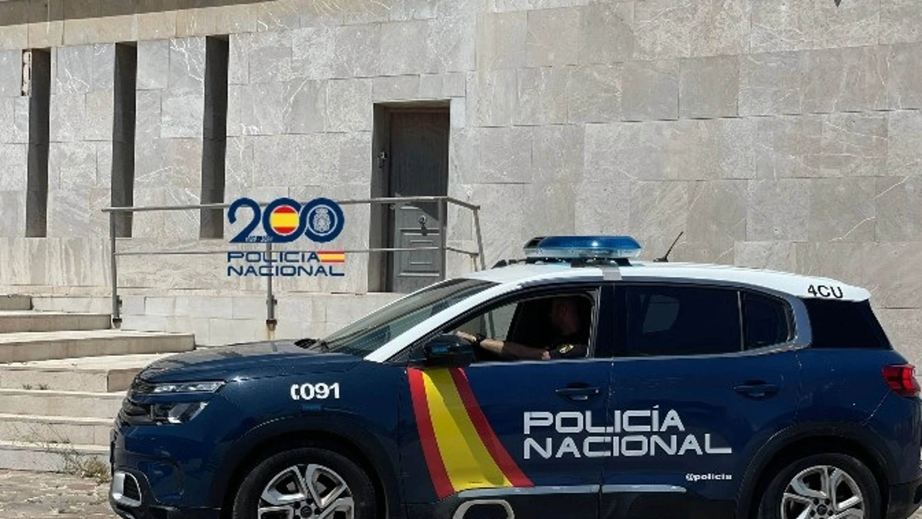 Imágen de un vehículo de la Policía Nacional. REMITIDA / HANDOUT por POLICÍA NACIONAL Fotografía remitida a medios de comunicación exclusivamente para ilustrar la noticia a la que hace referencia la imagen, y citando la procedencia de la imagen en la firma 09/10/2025
