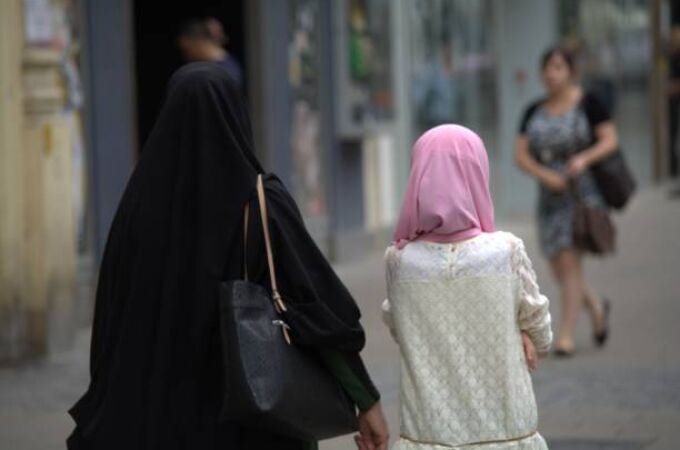 Dos mujeres con hiyab pasean por una calle