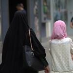 Dos mujeres con hiyab pasean por una calle