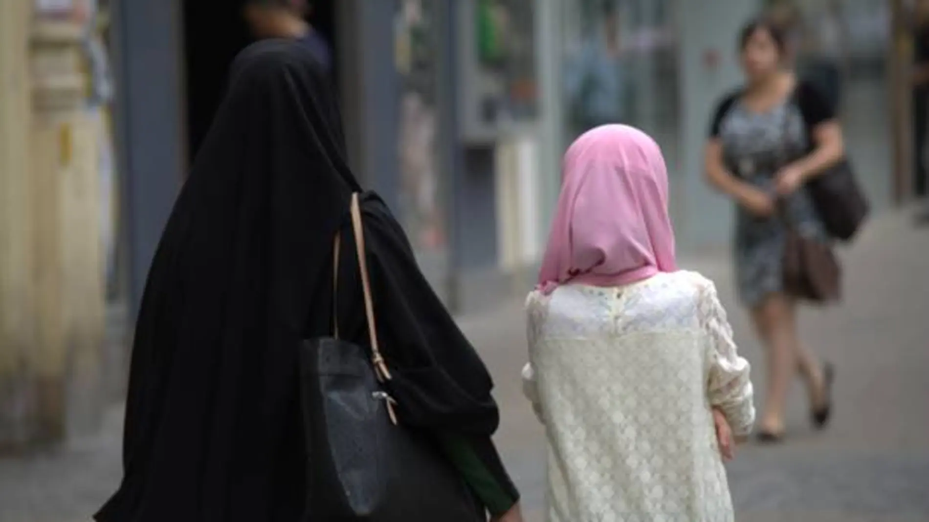 Dos mujeres con hiyab pasean por una calle