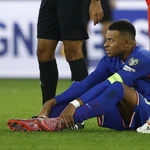 Mbappé marcó un golazo y se fue tocado tras una dura entrada