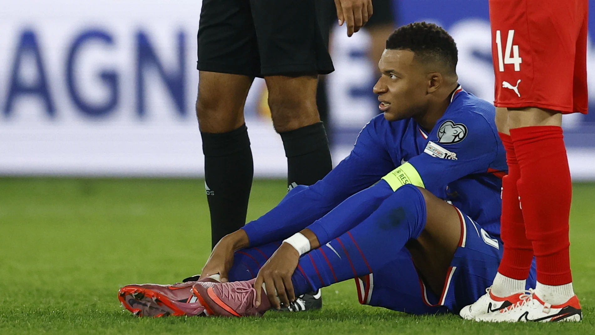 Paris (France), 10/10/2025.- Kylian Mbappe of France looks on as he sits on the ground during the FIFA World Cup 2026 qualification group D soccer match between France and Azerbaijan in Paris, France, 10 October 2025. (Mundial de Fútbol, Azerbaiyán, Francia) EFE/EPA/YOAN VALAT