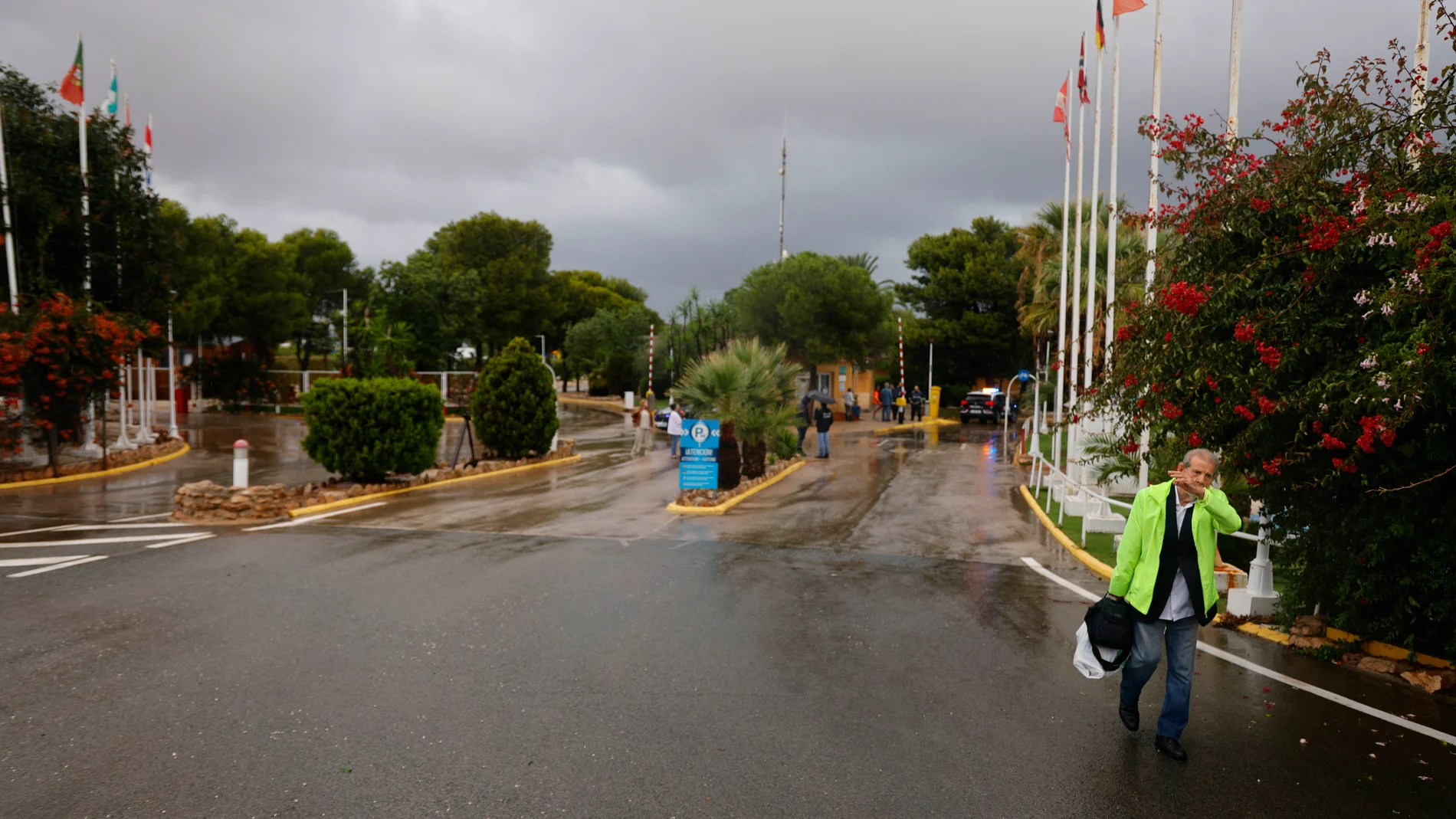 Un hombre en las inmediaciones del pabellón deportivo del polígono Cabezo Beaza dónde han alojado a vecinos de otros municipios por las fuertes lluvias, a 10 de octubre de 2025, en Cartagena, Región de Murcia (España). El Ayuntamiento de Cartagena ha ordenado el desalojo de las personas que hay en Villas Caravaning, Bahía Bella y La Algameca, al producirse acumulaciones de agua por lluvias y escorrentías en estás áreas del municipio. También, se está produciendo el desalojo de los trabajadore...