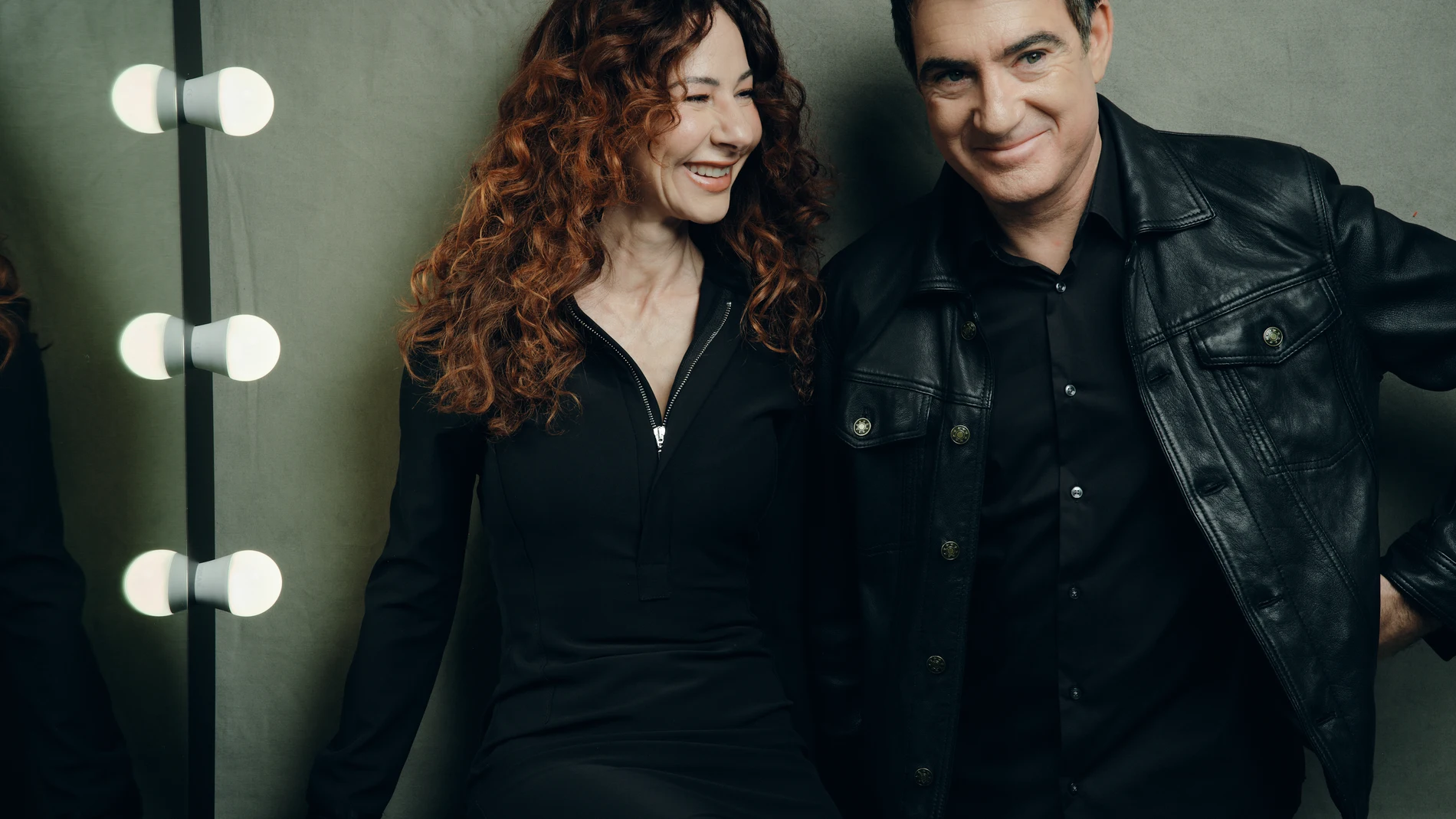 Álex Pina y Esther Martínez Lobato, creadores de 'El refugio atómico'