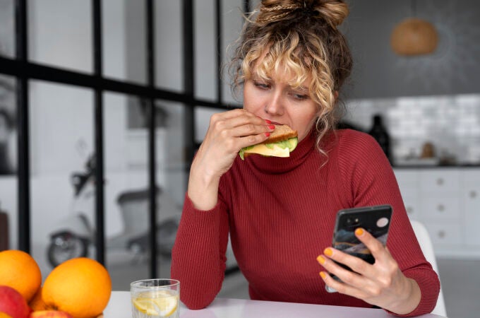 Comer rápido te está haciendo más daño de lo que imaginas: esta experta lo explica Comer rápido te está haciendo más daño de lo que imaginas: esta experta lo explica