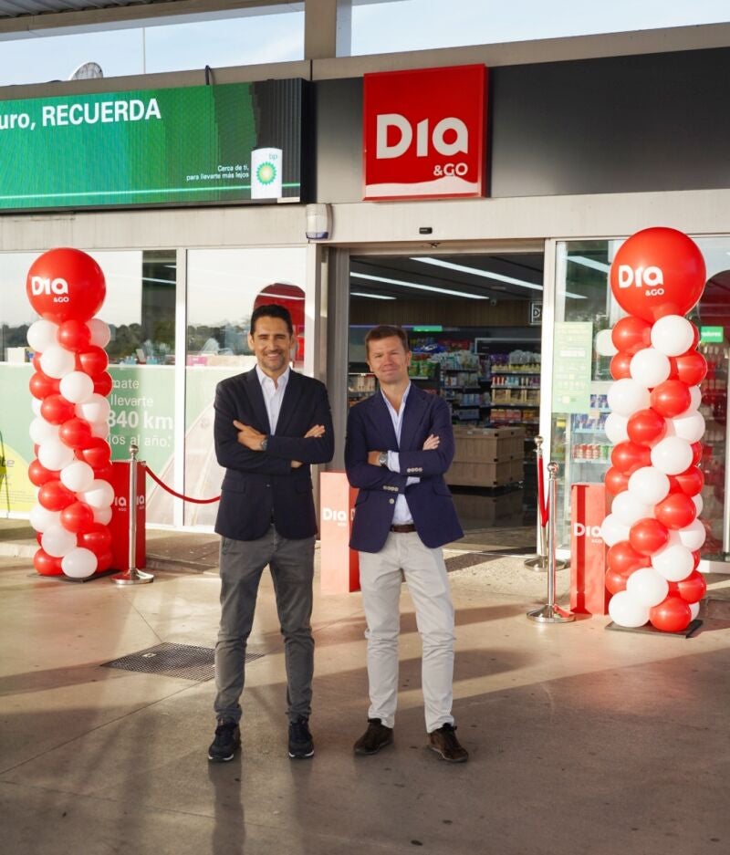 Alberto Serrano y Miguel Lapetra, en la entrada de la nueva tienda