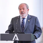 Juanma Moreno se reúne con el presidente del Consejo Andaluz de Colegios de Médicos (Sevilla)