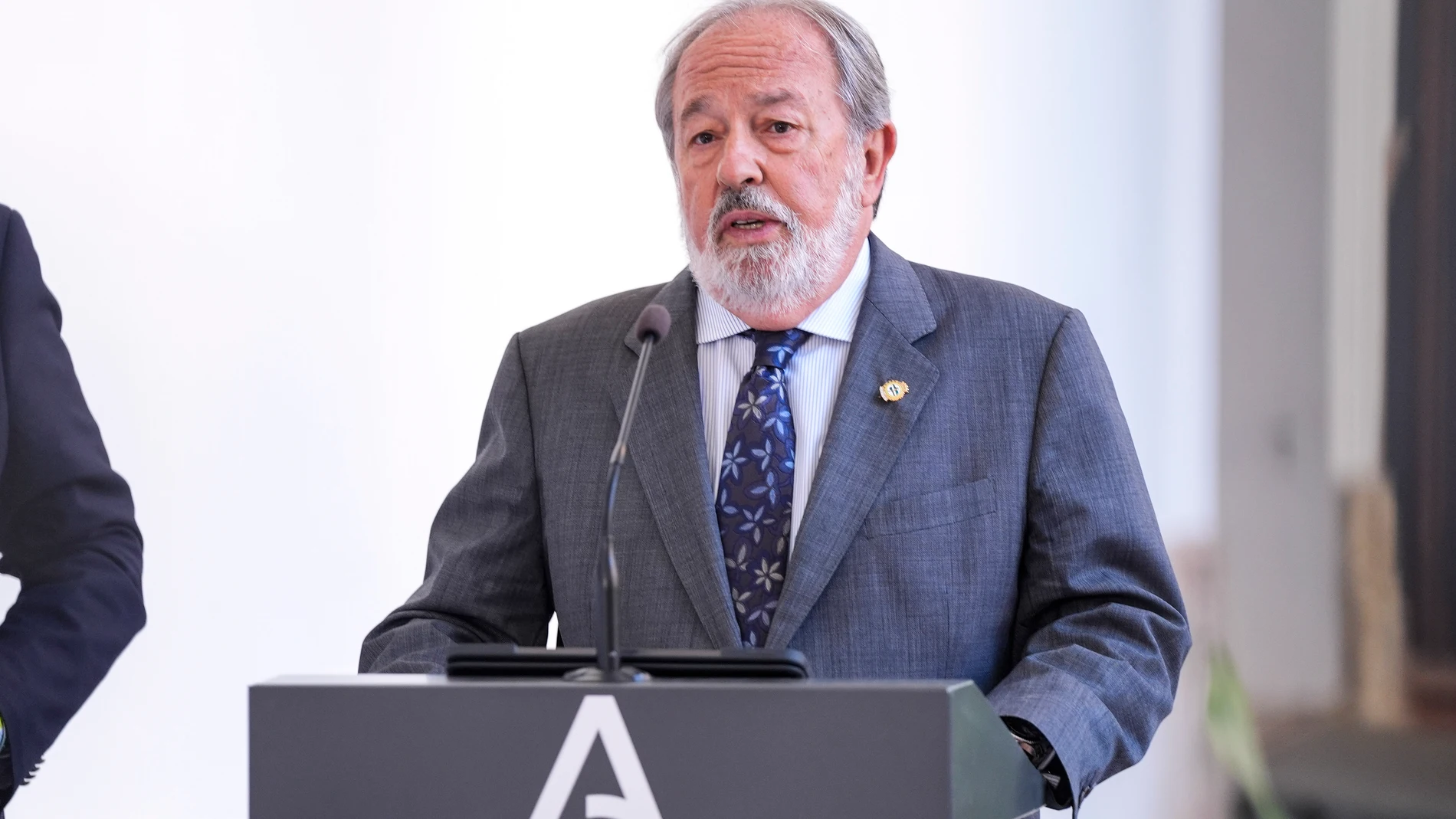 El presidente del Consejo Andaluz de Colegios de Médicos, Alfonso Carmona, atiende a los medios de comunicación tras una reunión con el presidente del Consejo Andaluz de Colegios de Médicos en el Palacio de San Telmo, a 10 de octubre de 2025 en Sevilla (Andalucía, España). El presidente de la Junta de Andalucía, Juanma Moreno, se ha reunido con el presidente del Consejo Andaluz de Colegios de Médicos, Alfonso Carmona, y otros miembros de su junta directiva. También asiste el consejero de Pres...