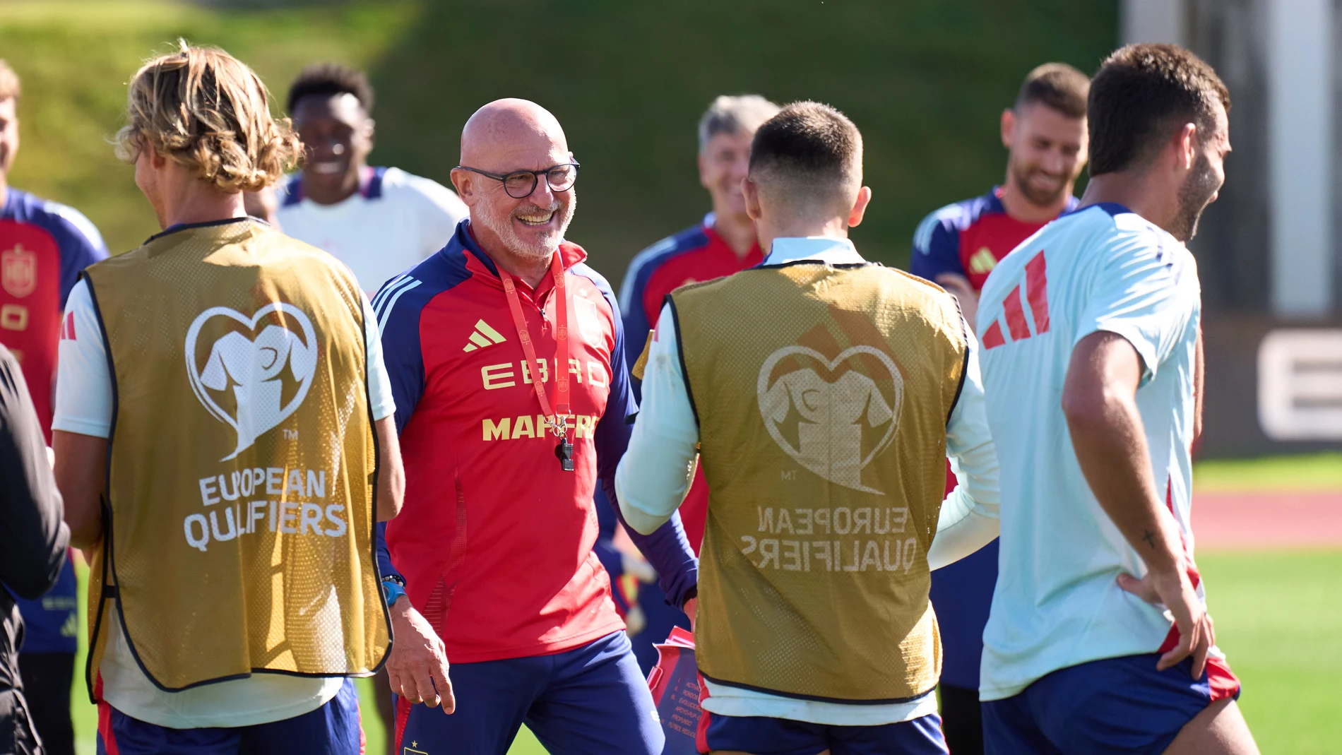 Luis de la Fuerte y sus jugadores, sonrientes durante el entrenamiento