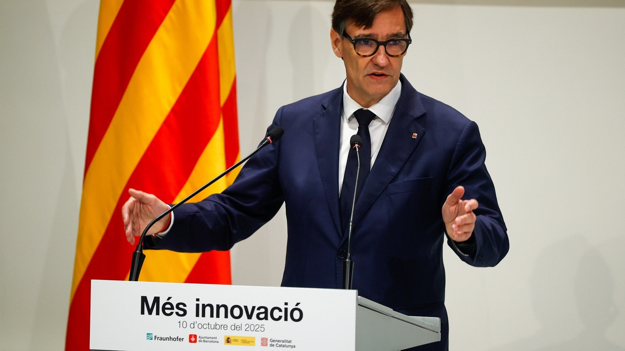 Junts y ERC acusan a Illa de rendir "pleitesía" al Rey en el día de la Hispanidad en lugar de atender las inundaciones en Tarragona y el PSC se defiende