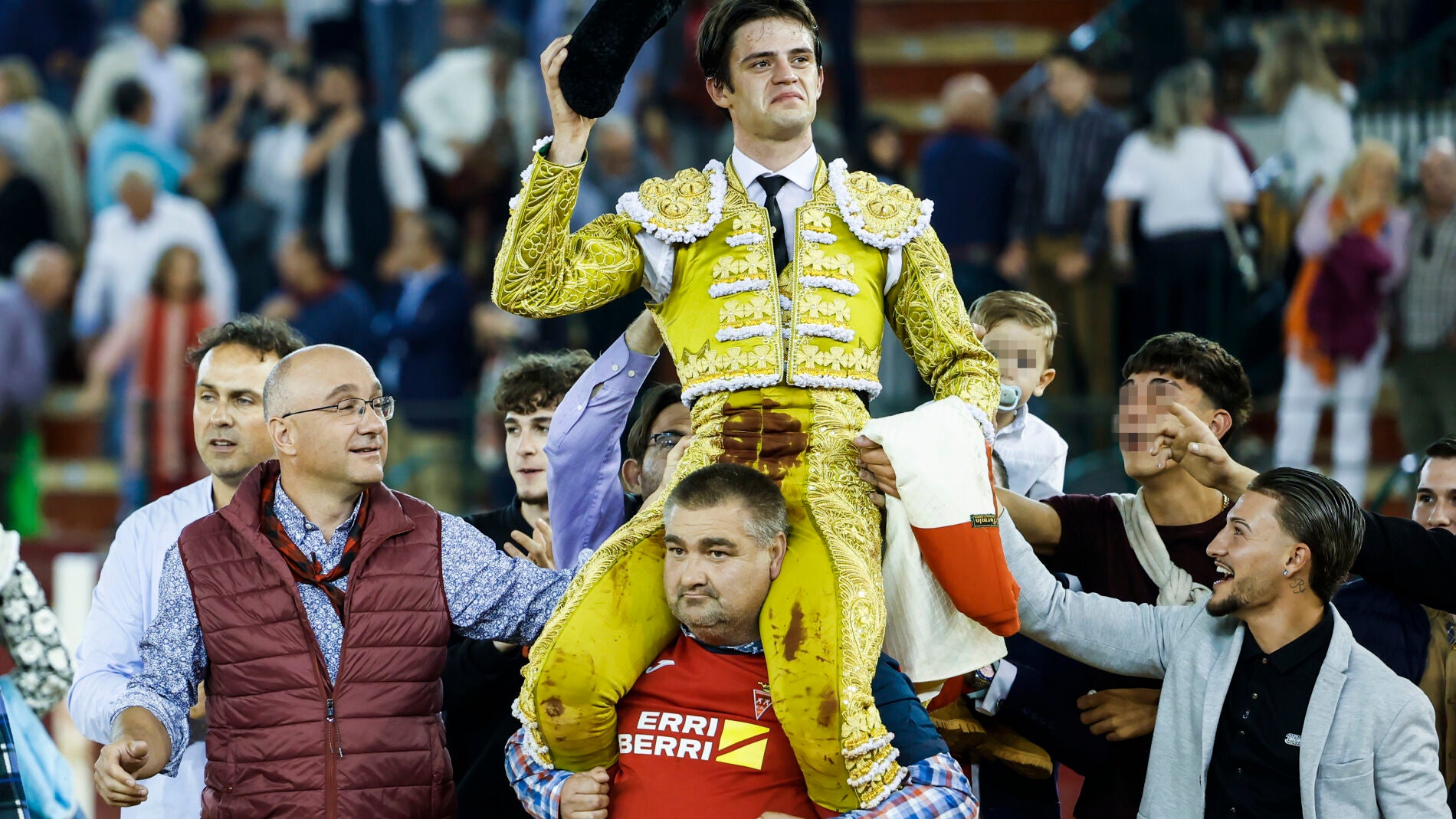 ZARAGOZA, 10/10/2025.- El diestro Cristiano Torres, que toma hoy la alternativa, sale a hombros tras el festejo taurino de la Feria del Pilar, este viernes en Zaragoza. EFE/Javier Cebollada 