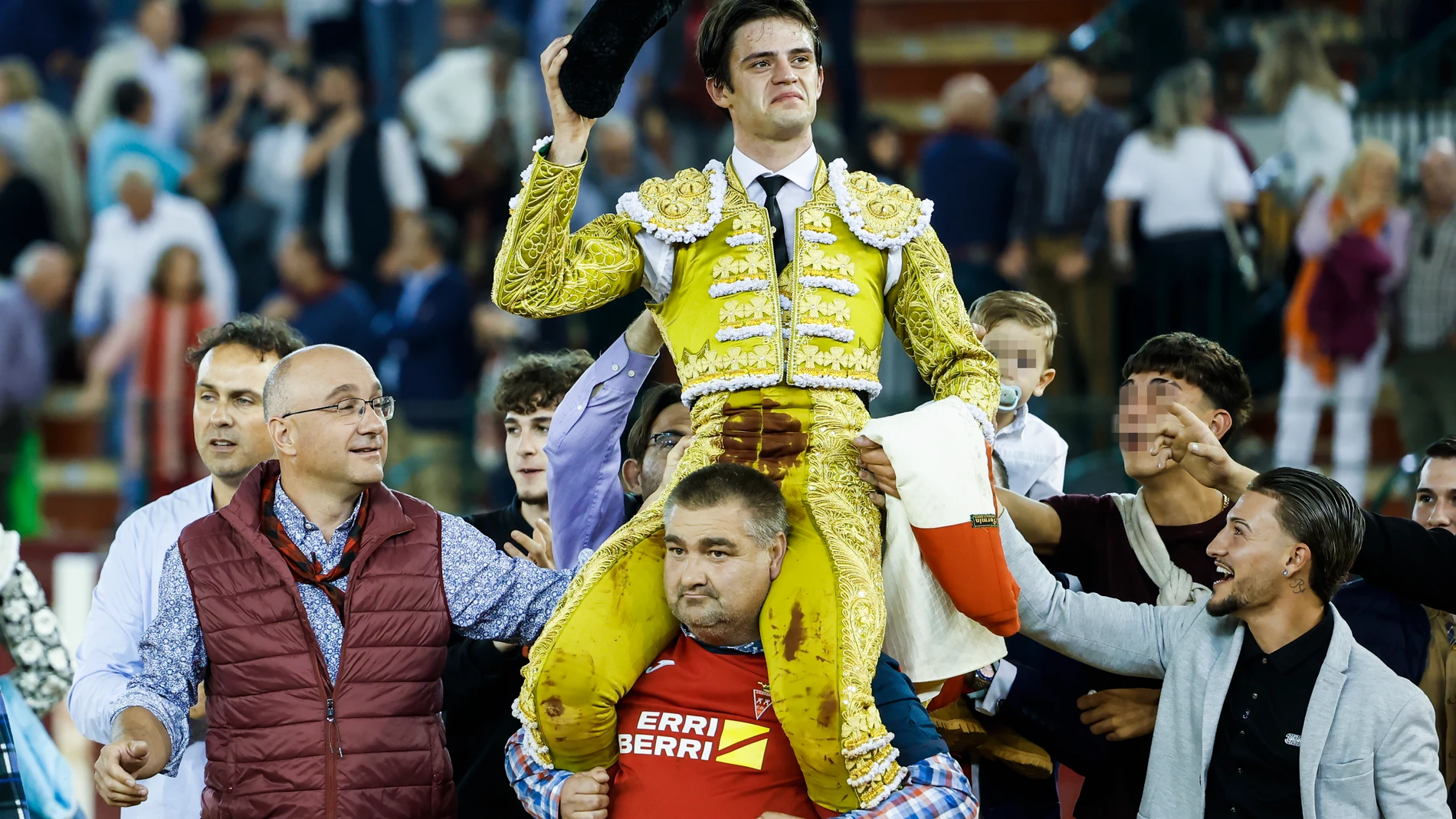 ZARAGOZA, 10/10/2025.- El diestro Cristiano Torres, que toma hoy la alternativa, sale a hombros tras el festejo taurino de la Feria del Pilar, este viernes en Zaragoza. EFE/Javier Cebollada