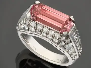 Se creía que era cuarzo rosa, pero resultó ser un diamante de tres quilates: el anillo de Bulgari que se vendió por 2,26 millones de euros Se creía que era cuarzo rosa, pero resultó ser un diamante de tres quilates: el anillo de Bulgari que se vendió por 2,26 millones de euros