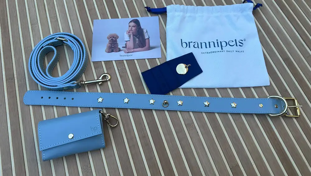 Kit Nara azul cielo de Branni Pets, compuesto por collar, correa, portabolsas y medalla personalizada.