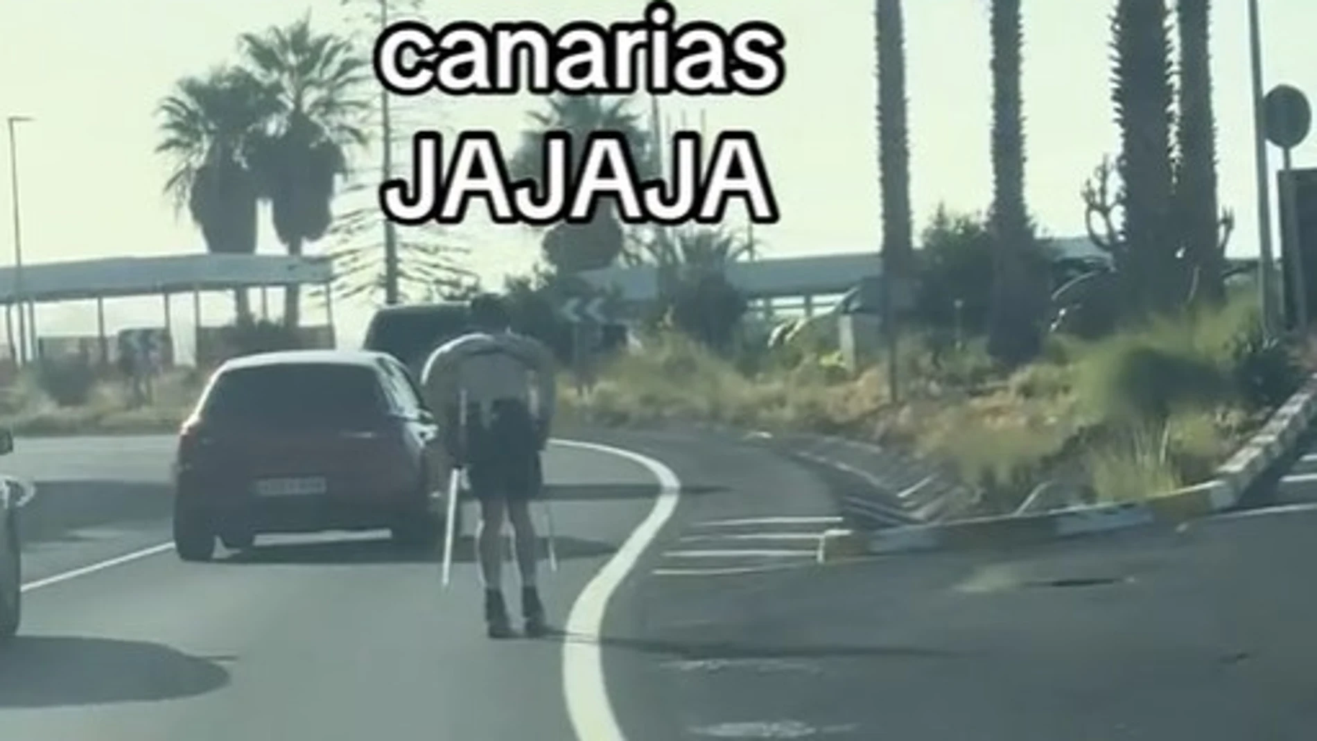 Una persona realiza rollerski en Tenerife