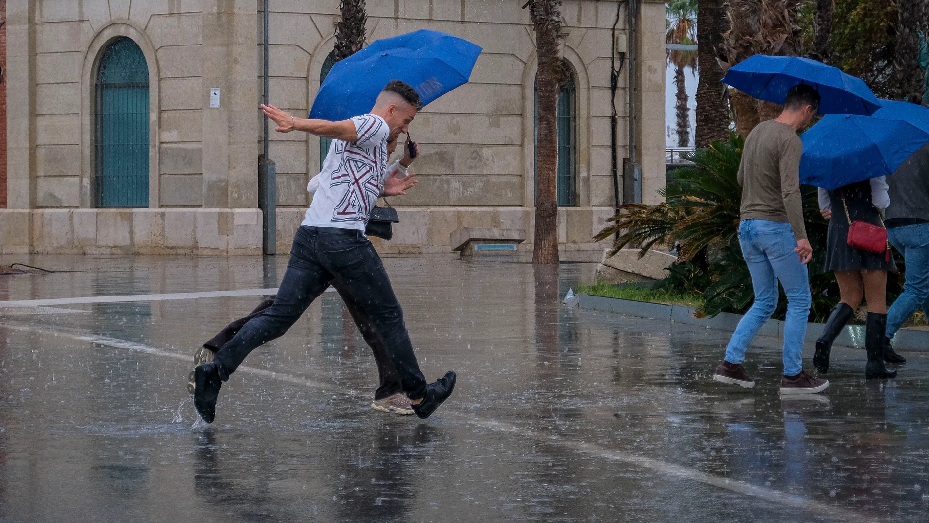 ALICANTE, 10/10/2025.- Una persona se protege de la intensa lluvia este viernes en Alicante. La dana Alice ya deja precipitaciones cercanas a los 100 litros por metro cuadrado en doce horas en puntos de las comarcas de La Safor (sur de Valencia) y la Marina Alta (norte de Alicante), donde las lluvias son persistentes y con intensidad muy fuerte, y en solo treinta minutos han caído 40 l/m2 en algunos puntos. EFE / Pablo Miranzo