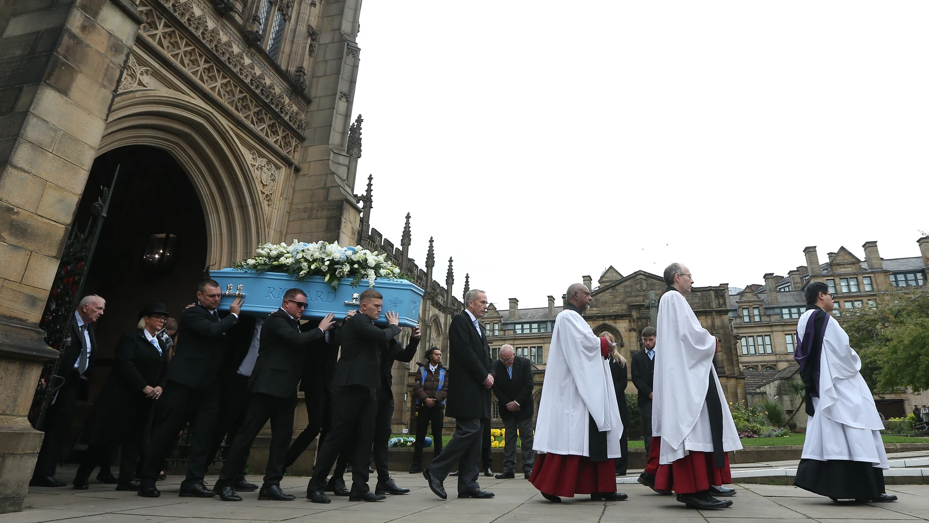 MANCHESTER (United Kingdom), 10/10/2025.- Pallbearers carry the coffin of boxer Ricky Hatton following the funeral service at Manchester Cathedral in Manchester, Britain, 10 October 2025. Boxer Ricky Hatton, known as ‘The Hitman’ died at the age of 46 on 14 September 2025. (Reino Unido) EFE/EPA/ADAM VAUGHAN