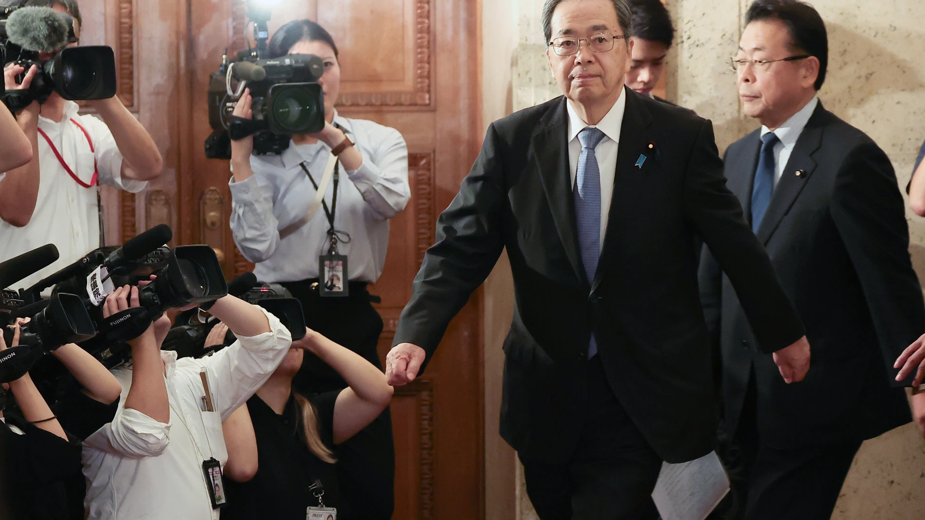 TOKYO (Japan), 10/10/2025.- Tetsuo Saito, Chief Representative of the Komeito party, walks to meet ruling Liberal Democratic Party's new leader Sanae Takaichi (not pictured), at the Diet in Tokyo, Japan, 10 October 2025. Japan's Komeito has decided to leave the coalition with ruling Liberal Democratic Party after 26 years of partnership. (Japón, Tokio) EFE/EPA/JIJI PRESS JAPAN OUT EDITORIAL USE ONLY