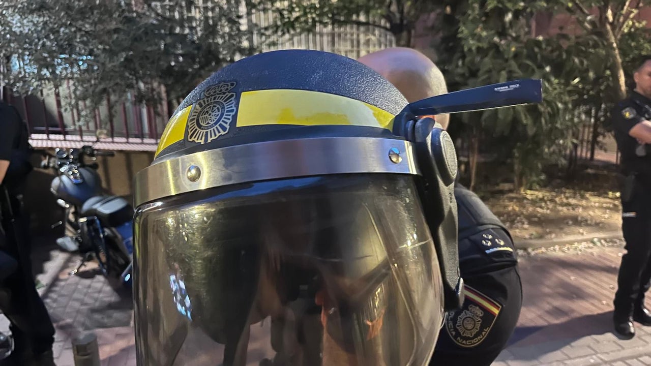 Un atrincherado intenta matar a un policía clavándole un cuchillo en la cabeza