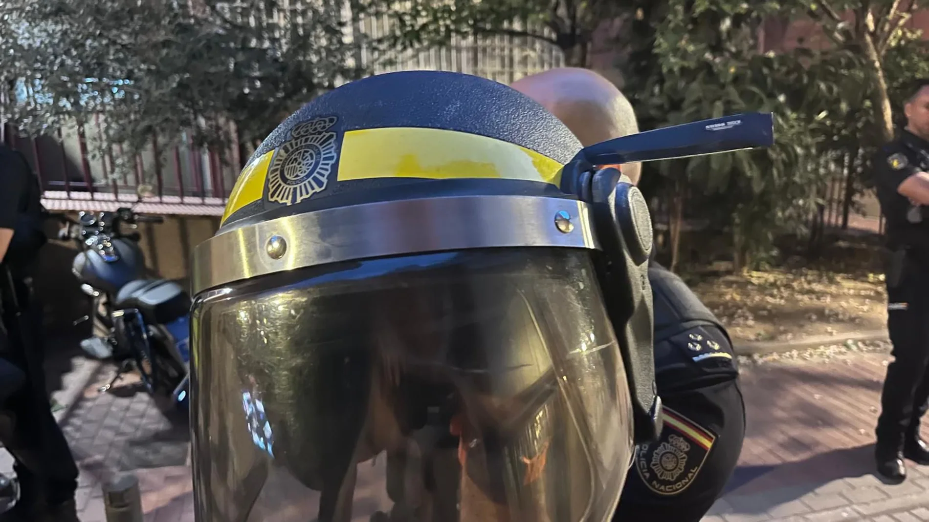 El mango del cuchillo clavado en el casco del Policía Nacional