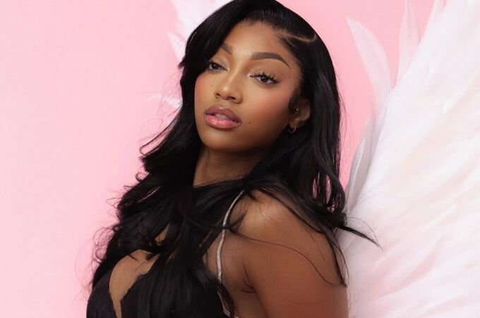 Una estrella de la WNBA se convierte en la primera mujer deportista en desfilar como modelo de Victoria's Secret