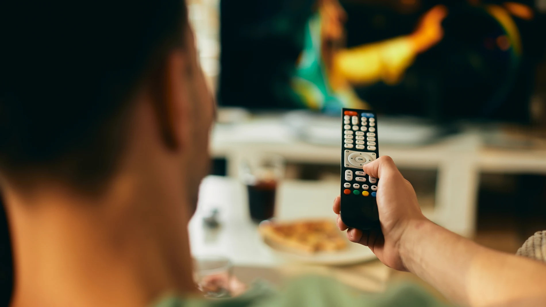 Hombre viendo la televisión