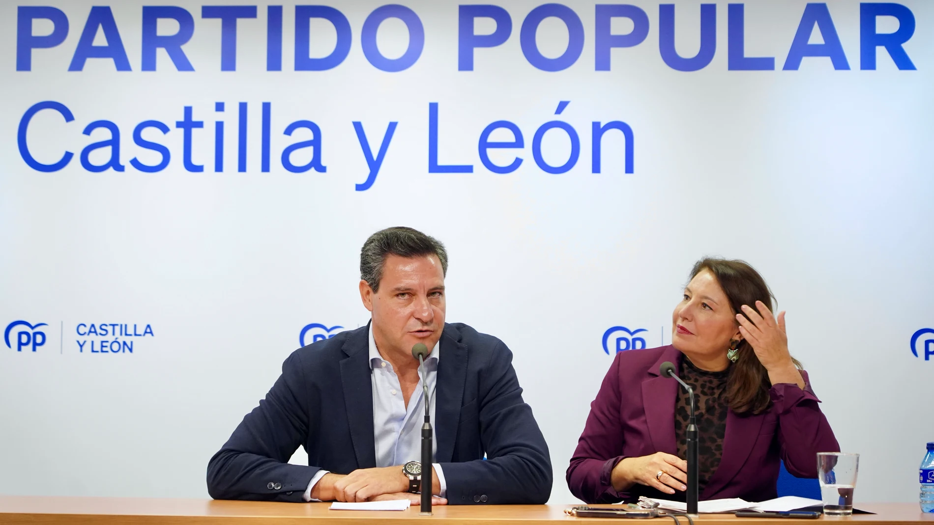 El europarlamentario por Castilla y León, Raúl de la Hoz, y la portavoz adjunta de Agricultura en el Parlamento Europeo, Carmen Crespo, ofrecen una rueda de prensa sobre Europa y la PAC