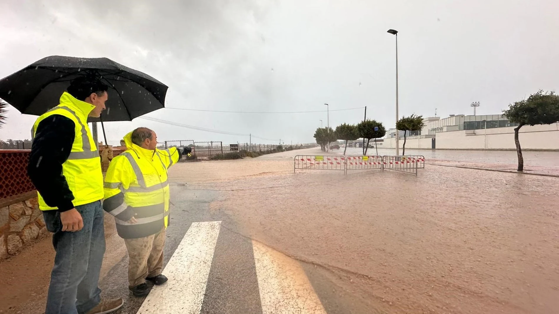 MURCIA.-AMP(2).- Cortadas al tráfico la carretera RM-F54, en Cartagena, y la RM-F33, en San Pedro del Pinatar, por las lluvias